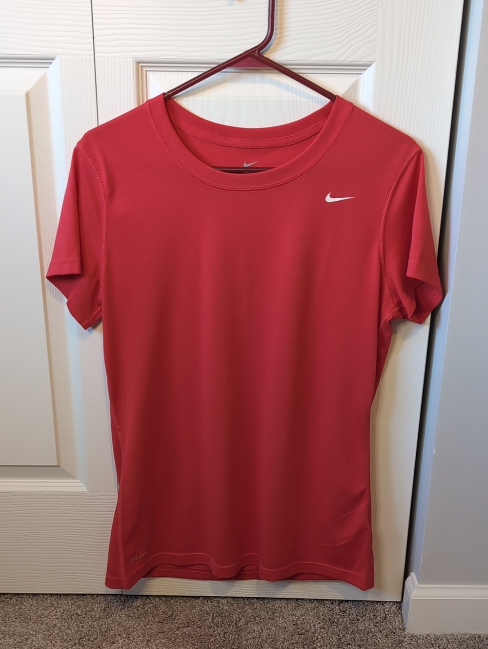 Nike Women’s Red Short-Sleeve Dri Fit Performance Tee Medium